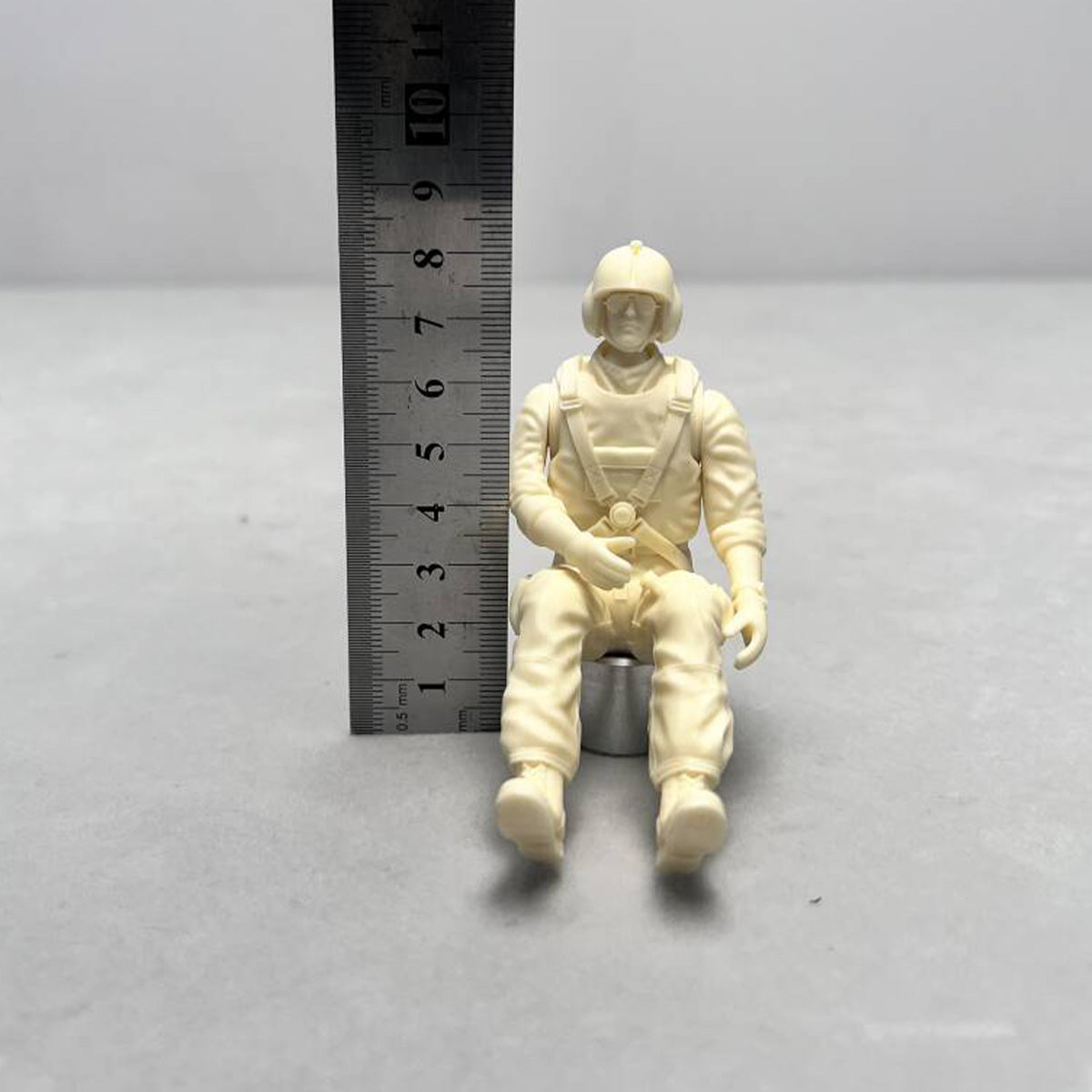 Roban Accessories Pilot Figurine To 500-class BO105 UH1N AH1